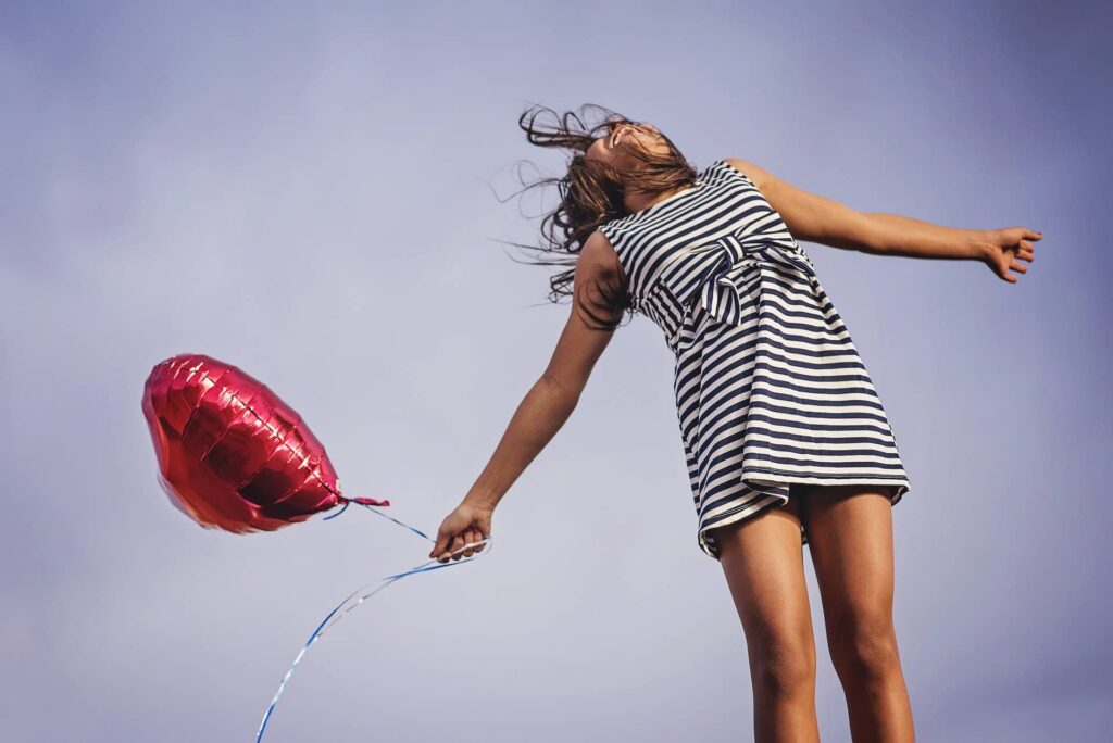szczęśliwa kobieta z balonikiem